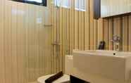 In-room Bathroom 7 Big And Elegant 3Br Apartment At Simprug Park Residences