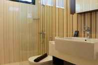 In-room Bathroom Big And Elegant 3Br Apartment At Simprug Park Residences