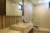 Toilet Kamar Elegant And Spacious 2Br At Apartment Simprug Park Residences