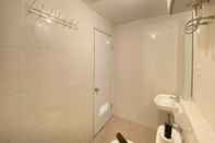 Toilet Kamar Cozy 2Br Apartment At Newton Residence Bandung