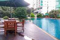 สระว่ายน้ำ Modern And Comfy 1Br Apartment At Woodland Park Residence