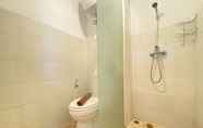 Toilet Kamar 4 Cozy Studio Apartment At Emerald Towers