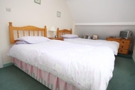 Bedroom Spacious Detached House With Parking & Views