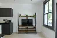 ห้องนอน Contemporary 2 Bedroom Apartment on Columbia Road