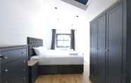 Bilik Tidur 4 Contemporary 2 Bedroom Apartment on Columbia Road