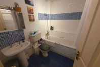 Toilet Kamar Homely 1 Bedroom Apartment in Beckton With Parking