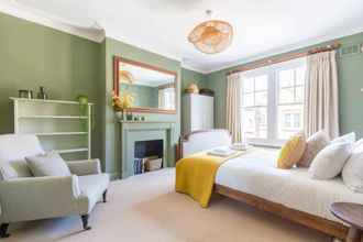 Bedroom 4 Luxuriously Designed 3 Bedroom Apartment in Clapham