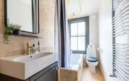 In-room Bathroom 7 Luxuriously Designed 3 Bedroom Apartment in Clapham