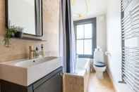 In-room Bathroom Luxuriously Designed 3 Bedroom Apartment in Clapham