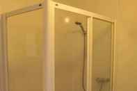 In-room Bathroom Lovely 3 Bedroom Bungalow Located in Drummore