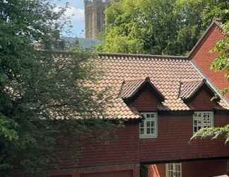 Exterior 2 The Lincoln Book Inn