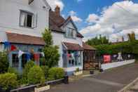 Exterior Queens Head Inn