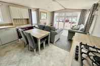 Ruang Umum Prime Location 3-bed Chalet in Seal Bay, Selsey