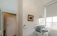 In-room Bathroom 5 Balgownie - Beautiful Apartment Close to the Beach