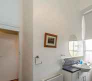 In-room Bathroom 5 Balgownie - Beautiful Apartment Close to the Beach