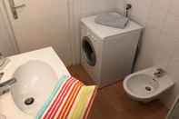 Toilet Kamar Beth Lake View Apartment in Stresa