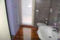 In-room Bathroom Terrace Lake View apt in Stresa With Lake View