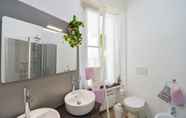 In-room Bathroom 5 Rebecca Apartment Furnished With Taste in Stresa City Center