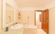 In-room Bathroom 2 Golf Villa Cascina Cordona 1671 With Pool