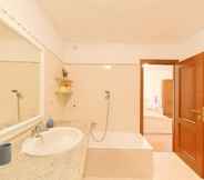 In-room Bathroom 2 Golf Villa Cascina Cordona 1671 With Pool