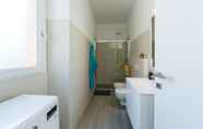 In-room Bathroom 3 Sunflower Apartment 2 With Balcony in Baveno