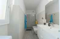 In-room Bathroom Sunflower Apartment 1 With Terrace in Baveno