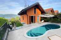 สระว่ายน้ำ Palmito Villa With Pool in Baveno