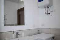 Toilet Kamar Beachfront two Room Apartment Sparaglione