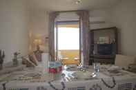 Kamar Tidur Beachfront two Room Apartment Sparaglione