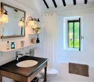 In-room Bathroom 4 Villa in Castellina w Pool Garden Winery