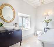 Phòng tắm bên trong 2 Villa Valgiano in Capannori