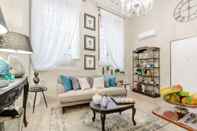 Lobi Paolo Guinigi Elegant Apartment Suite Masterful Interior Inside the Walls of Lucca