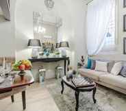 พื้นที่สาธารณะ 3 Paolo Guinigi Elegant Apartment Suite Masterful Interior Inside the Walls of Lucca