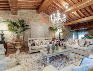 Lobby 2 Villa Hugo in Lucca With 4 Bedrooms and 4 Bathrooms
