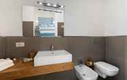 In-room Bathroom 4 Blue Suite in Sorrento