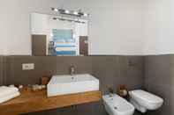 In-room Bathroom Blue Suite in Sorrento