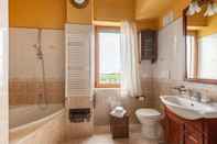 In-room Bathroom Musica in Sorrento With 3 Bedrooms and 2 Bathrooms