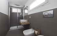 In-room Bathroom 3 Green Suite in Sorrento
