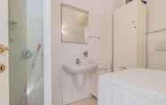 Toilet Kamar 3 Varenna Beach Perledo