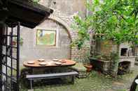 Ruang untuk Umum Sermoneta Historic Stone Village House With Pool in a Medieval Hill Town Close to Rome and Naples