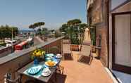 Ruang Umum 3 Appartamento La Terrazza sul Porto 2 With Sea View Beach Front