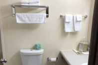 Toilet Kamar AmeriVu Inn & Suites