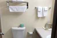 In-room Bathroom AmeriVu Inn & Suites