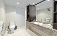 Toilet Kamar 7 LAKESIDE LIVING - MODERN 2-BEDROOM APARTMENT