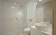 ห้องน้ำภายในห้อง 4 Legacy Oporto Design Apartment E