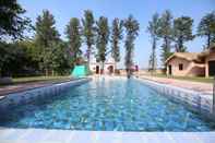 Swimming Pool Blowsom Farms