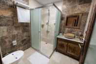 In-room Bathroom Volare Stone Hotel