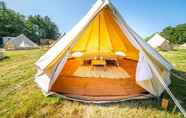 Phòng ngủ 2 18 'izar' Bell Tent Glamping Anglesey