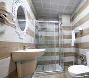 Toilet Kamar 2 Ares Business Suit Hotel