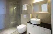 In-room Bathroom 6 Oranjestad City Suites